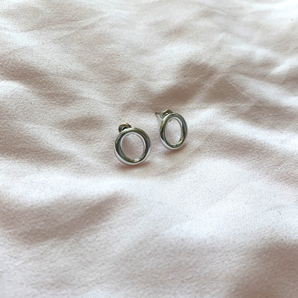silver O- shaped earrings - Picture 2 of 2